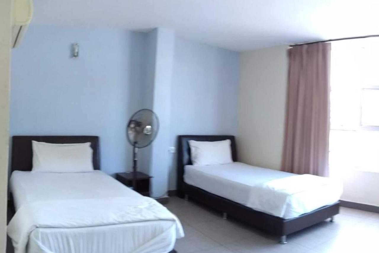 Oyo 90021 Star View Hotel Kampong Batu Tiga Exterior photo